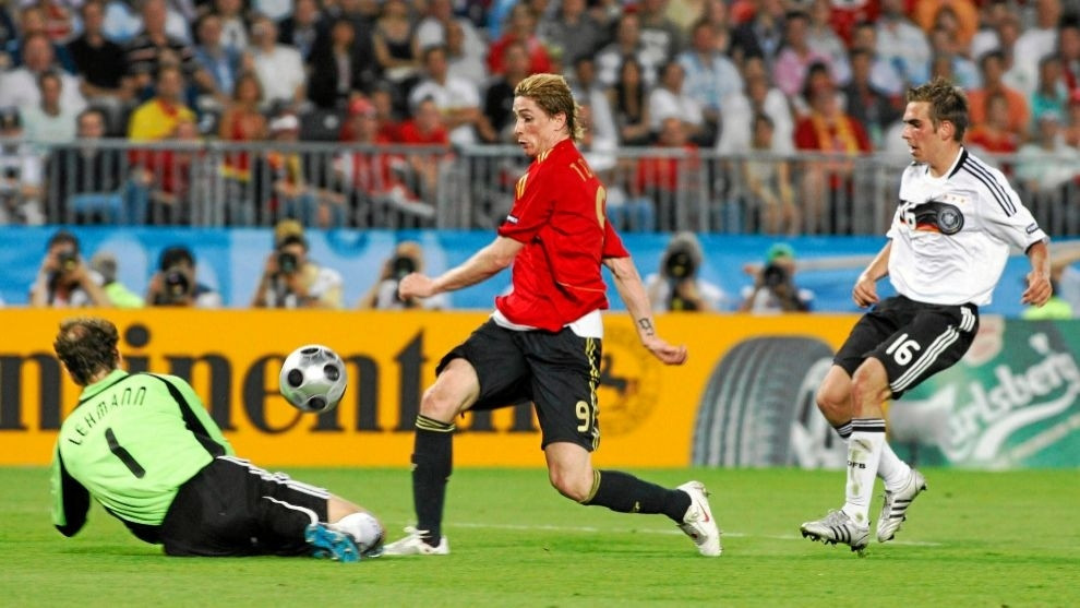 Khoảnh khắc Fernando Torres vượt qua Philipp Lahm để ghi bàn thắng duy nhất của trận đấu.