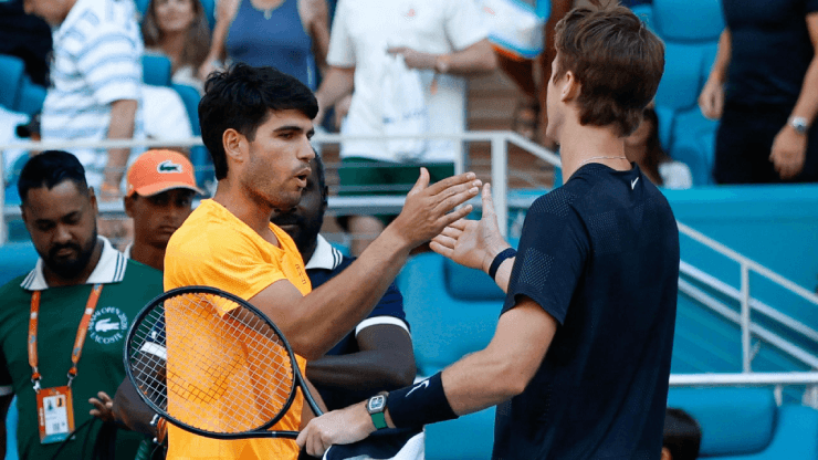 Sebastian Korda ăn mừng chiến thắng trước Carlos Alcaraz tại Miami Open 2026