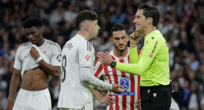 Valverde nhận thẻ đỏ khiến Real thiếu người.