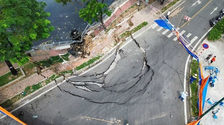 Sụt lún nghiêm trọng tại bờ kè kênh Tàu Hủ, TP.HCM khiến mặt đường Ba Đình bị hư hỏng nặng.