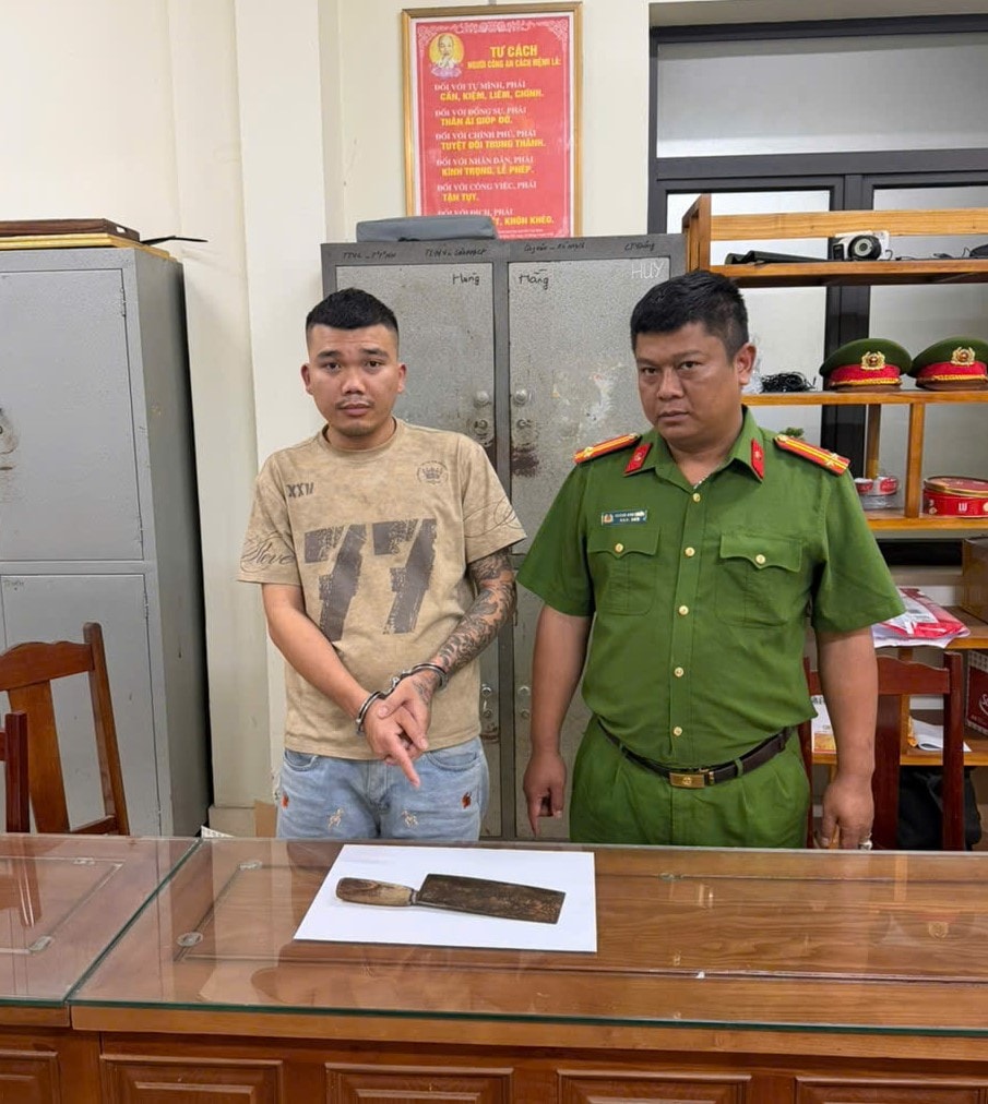 Đối tượng Dương Hữu Ninh và hung khí gây án tại cơ quan Công an.