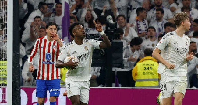 Vinicius tỏa sáng trước Atletico Madrid.