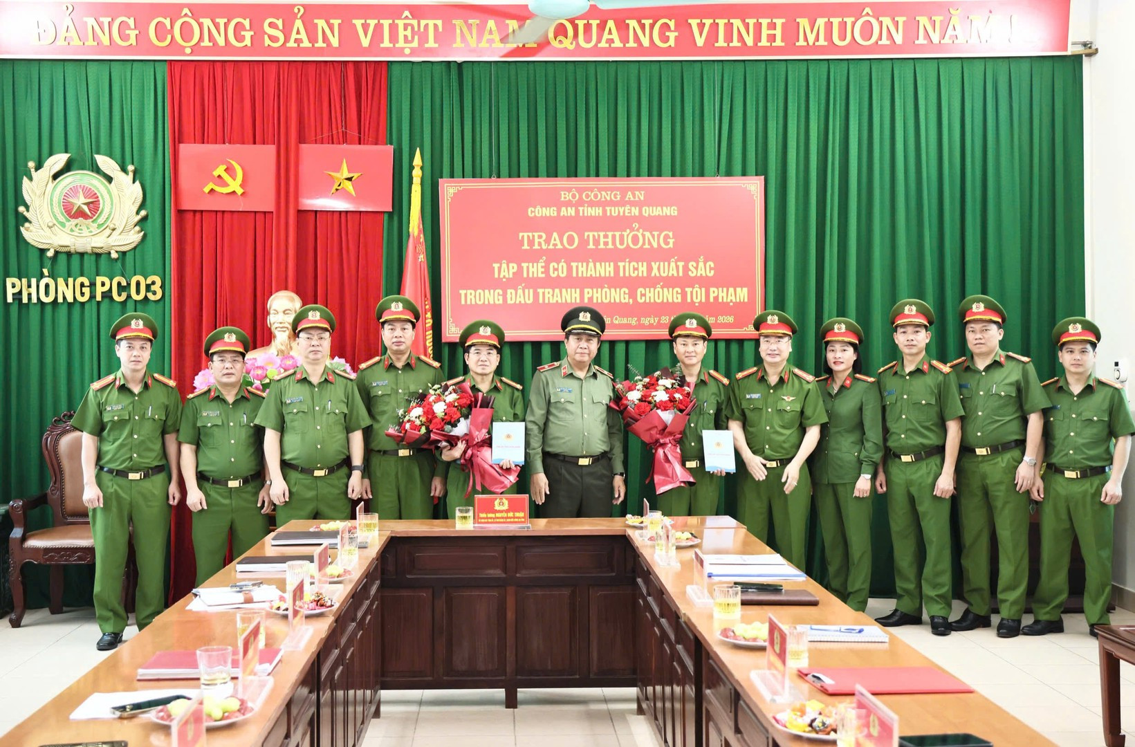 Giám đốc Công an tỉnh Tuyên Quang trao thưởng cho các đơn vị phá chuyên án pháo nổ