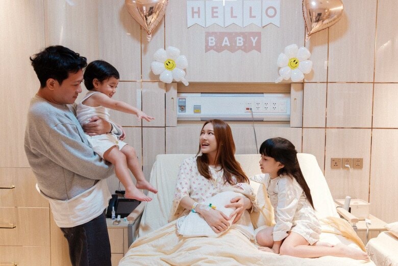 Cặp đôi đặt tên tiếng Anh cho con vì muốn sau này các bé dễ giao tiếp ở môi trường quốc tế.