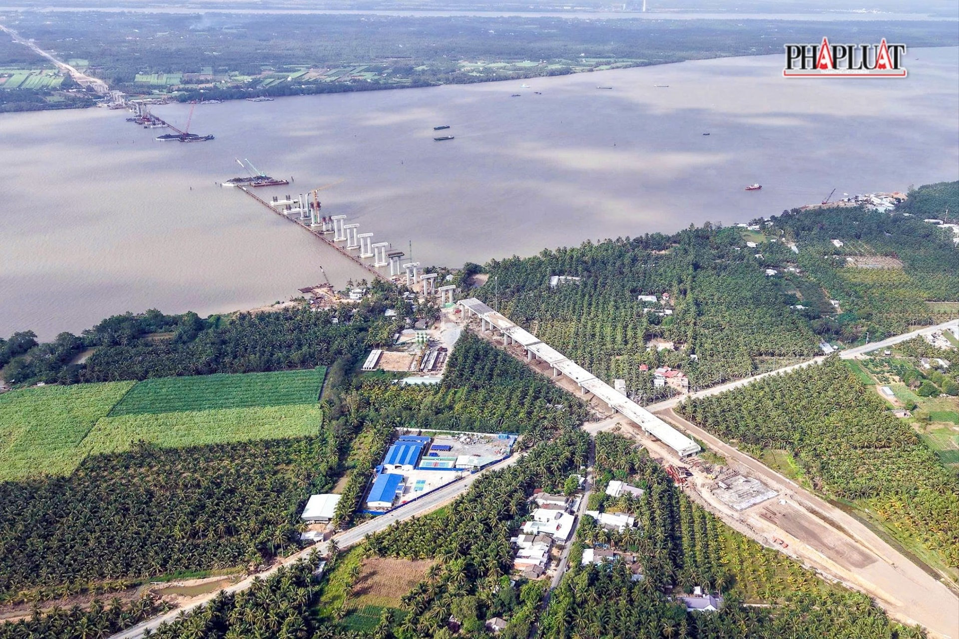 Công trường thi công cầu Đại Ngãi 1 duy trì nhịp độ khẩn trương với hơn 280 cán bộ kỹ thuật.