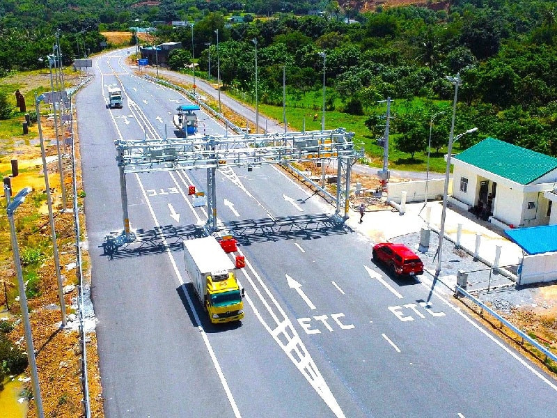 Hệ thống thu phí không dừng tự động trên cao tốc giúp xe lưu thông liên tục không cần barie.
