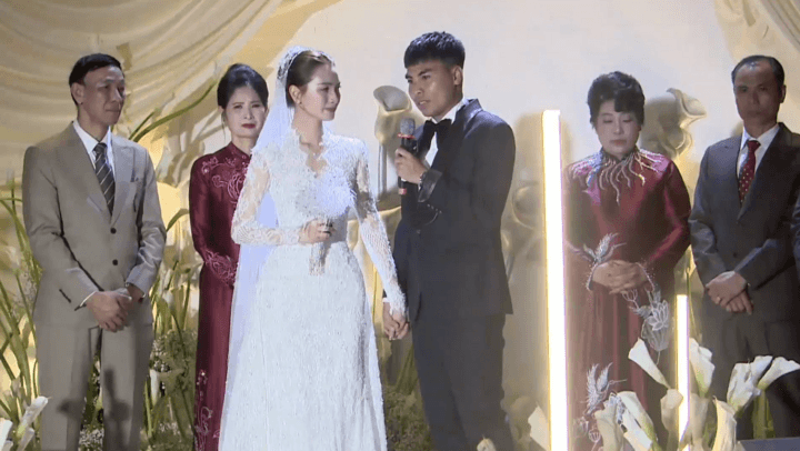 Cầu thủ Đức Huy cũng không giấu được xúc động.