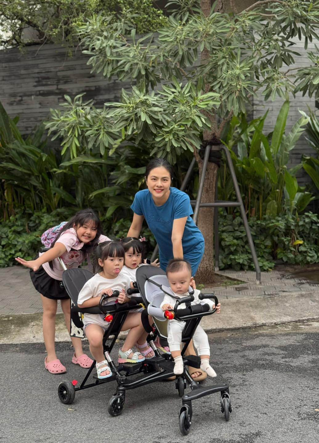 Vân Trang là bà mẹ 4 con bận rộn.