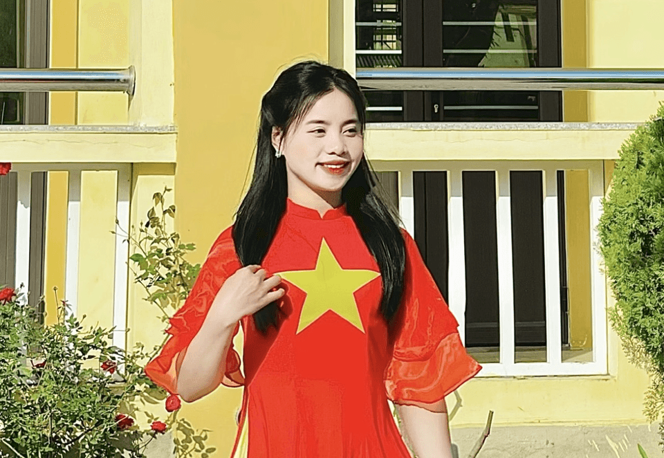 Từ bản làng Văng Môn của người Ơ Đu, xã Nga My - xã miền núi đặc biệt khó khăn của tỉnh Nghệ An, ở tuổi 24, Lo Thị Bảo Vy chuẩn bị bước vào nghị trường với vai trò nữ đại biểu Quốc hội trẻ nhất khóa XVI. (Ảnh: NVCC)