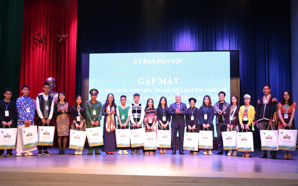 Vượt lên mọi khó khăn, Lò Thị Bảo Vy luôn nỗ lực học tập và đạt nhiều thách tích xuất sắc. Trong ảnh, Lò Thị Bảo Vy (thứ 9 từ phải sang) là một trong những học sinh, sinh viên tiểu biểu xuất sắc dự buổi gặp mặt tuyên dương khen thưởng của Ủy ban Dân tộc năm 2020. (Ảnh: NVCC)