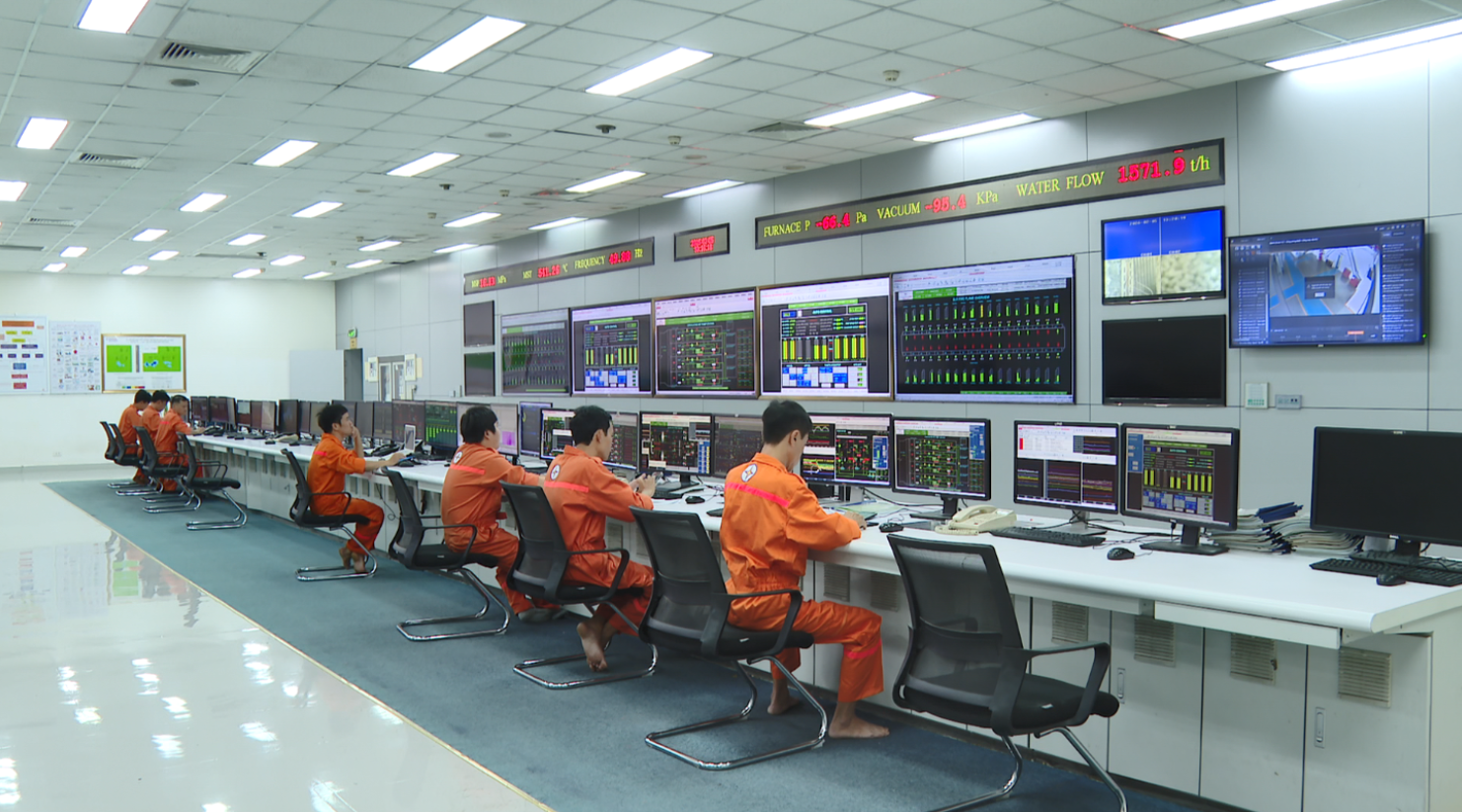 Đội ngũ vận hành viên Nhà máy nhiệt điện Vĩnh Tân 2 đang vận hành sản xuất điện