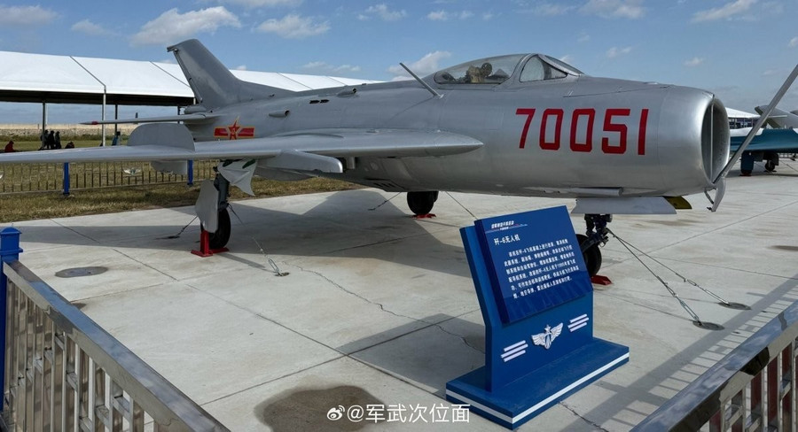Máy bay không người lái phản lực J-6W của Trung Quốc được hoán cải từ tiêm kích MiG-19.