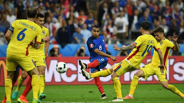 Khoảnh khắc Dimitri Payet ghi bàn thắng quyết định vào lưới Romania tại Euro 2016.