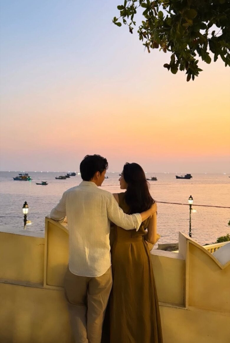 Vợ chồng Huỳnh Đông và Ái Châu cùng con trai đi ngắm hoa.