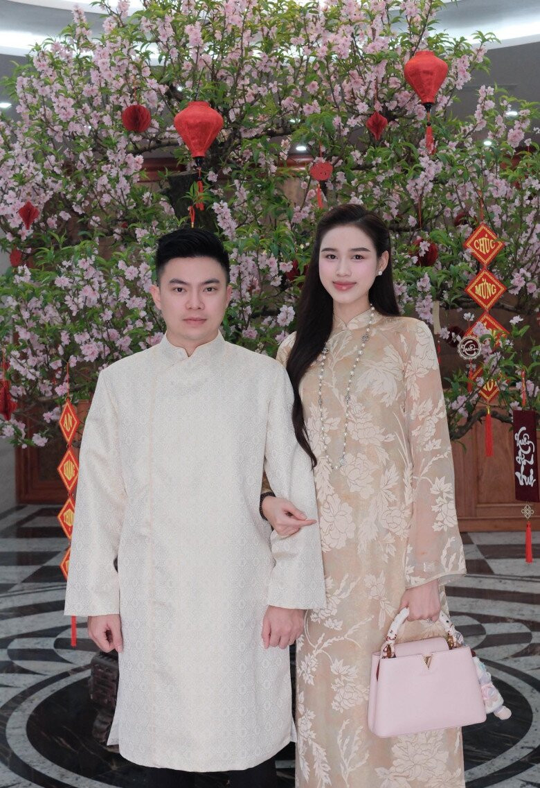 Mỗi lần đi công tác cùng chồng, Đỗ Hà đều chọn những bộ cánh vô cùng thanh lịch.
