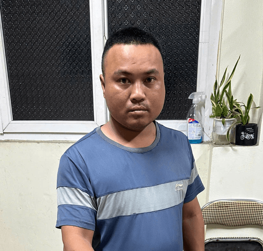 Lực lượng chức năng tiến hành khám nghiệm hiện trường vụ đập kính ô tô trộm tài sản