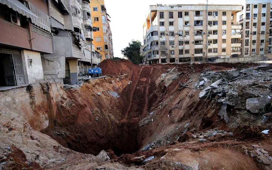 Hố bom tại địa điểm cuộc không kích ở Beirut