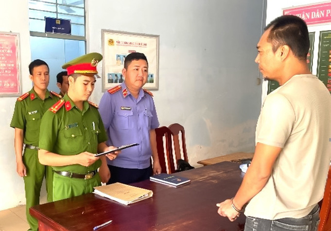 co-quan-canh-sat-dieu-tra-cong-an-tinh-lam-dong-doc-lenh-bat-bi-can-tran-quoc-tuan-de-tam-giam.jpg