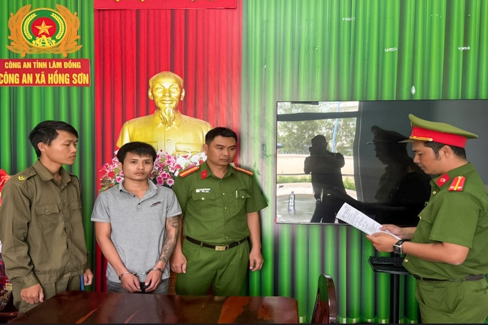 cong-an-xa-hong-son-thi-hanh-lenh-bat-tam-giam-doi-voi-le-thanh-si-sn-2003-thuong-tru-tai-xa-hong-son-tinh-lam-dong-de-dieu-tra-ve-hanh-vi-tang-tru-trai-phep-chat-ma-tuy-..jpg