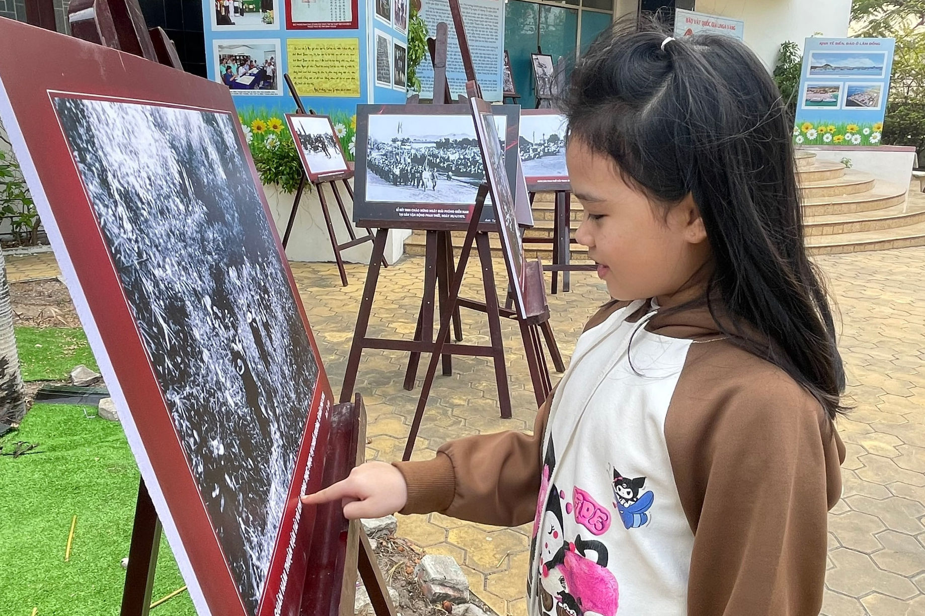 em-minh-anh-lop-3-truong-tieu-hoc-bac-phan-thiet-duoc-me-dan-toi-xem-trien-lam-tranh-lam-dong-viet-tiep-ban-hung-ca.jpg