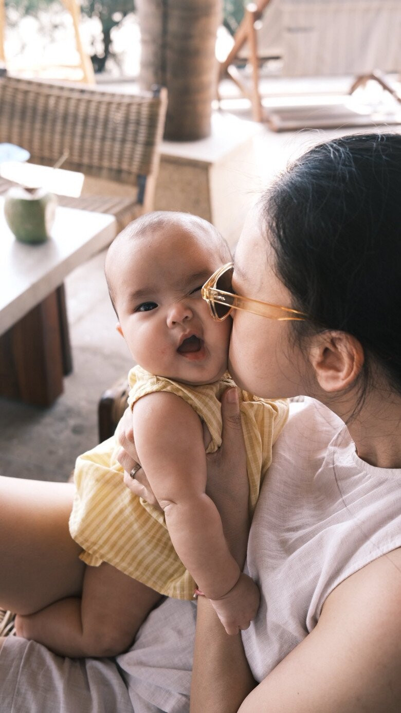 Sao Việt 24h: Ngô Thanh Vân hạnh phúc bên con gái.