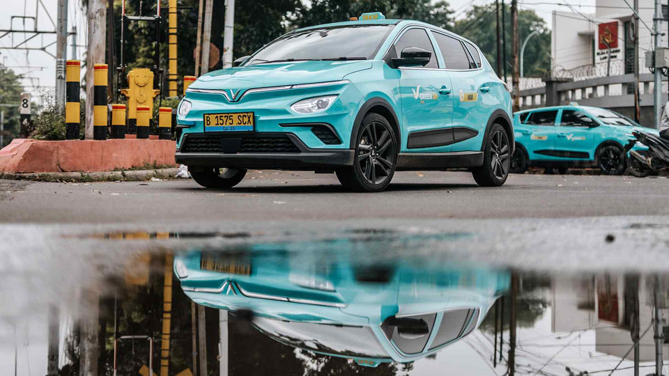 Xe điện Green SM của VinFast hoạt động trên đường phố Jakarta, Indonesia