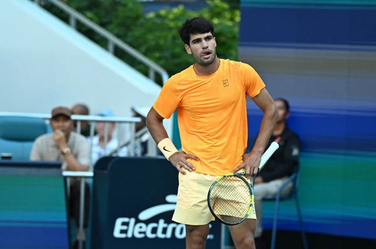 Alcaraz bất ngờ để thua Sebastian Korda (hạng 36 thế giới) ở vòng ba Miami Open