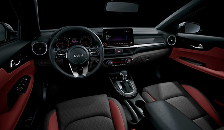 Kia K3 bản GT với lưới tản nhiệt viền đỏ