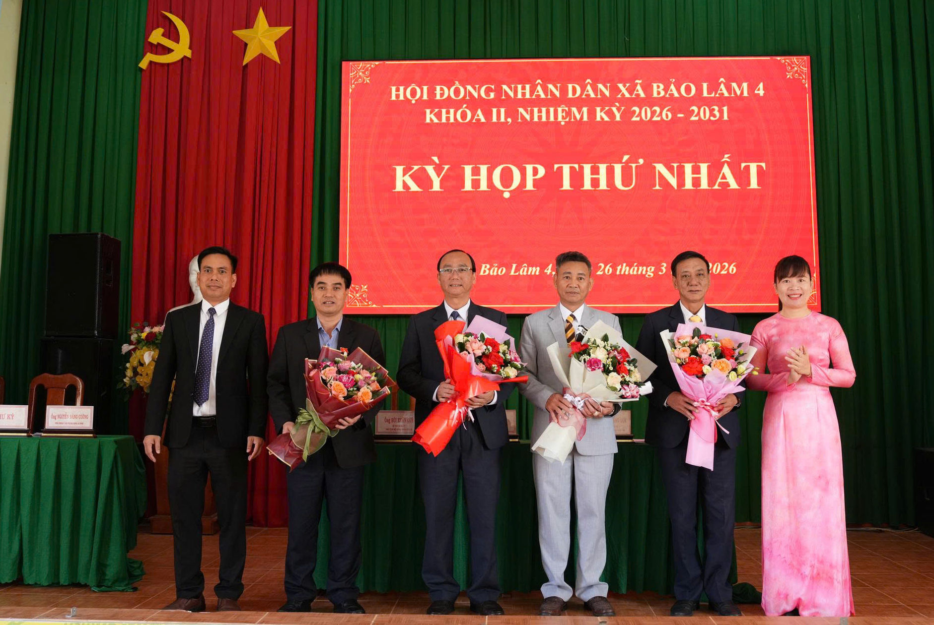 Tặng hoa chúc mừng các đồng chí được tín nhiệm bầu giữ chức Chủ tịch và Phó chủ tịch HDND xã Bảo Lâm 4 khoá II nhiệm kỳ 2026 - 2031