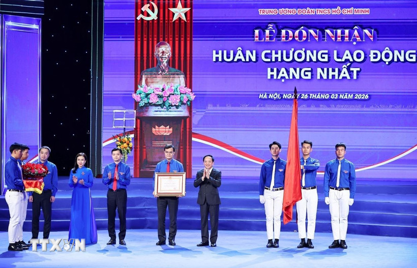 Đồng chí Trịnh Văn Quyết, Ủy viên Bộ Chính trị, Bí thư Trung ương Đảng, Trưởng Ban Tuyên giáo và Dân vận Trung ương trao tặng Huân chương Lao động hạng Nhất cho Đoàn Thanh niên Cộng sản Hồ Chí Minh. (Ảnh: Minh Đức/TTXVN)