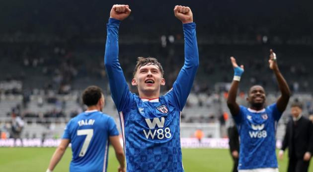 Manchester United quan tâm đến Chris Rigg.