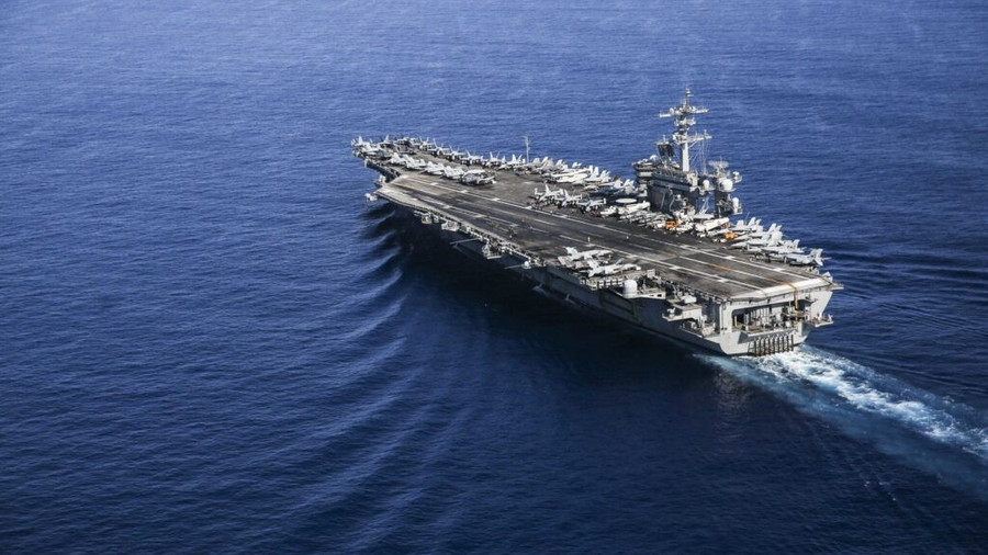 Tàu sân bay USS Abraham Lincoln của Mỹ trên biển.