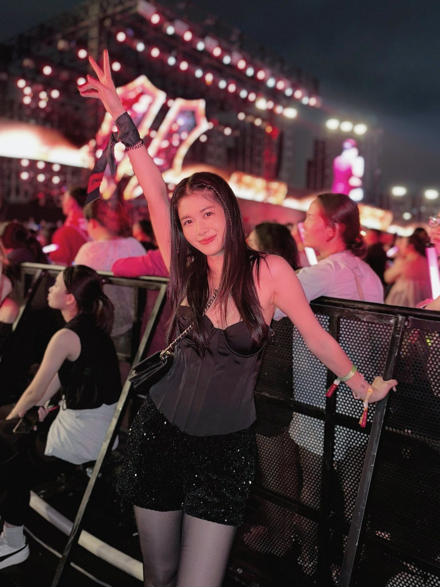 Thủy Anh có mặt trong hậu trường các buổi concert Anh trai vượt ngàn chông gai để hỗ trợ, chăm sóc cho chồng.