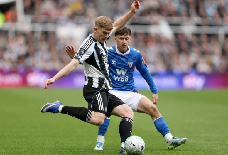 Chris Rigg có màn trình diễn ấn tượng trước Newcastle.