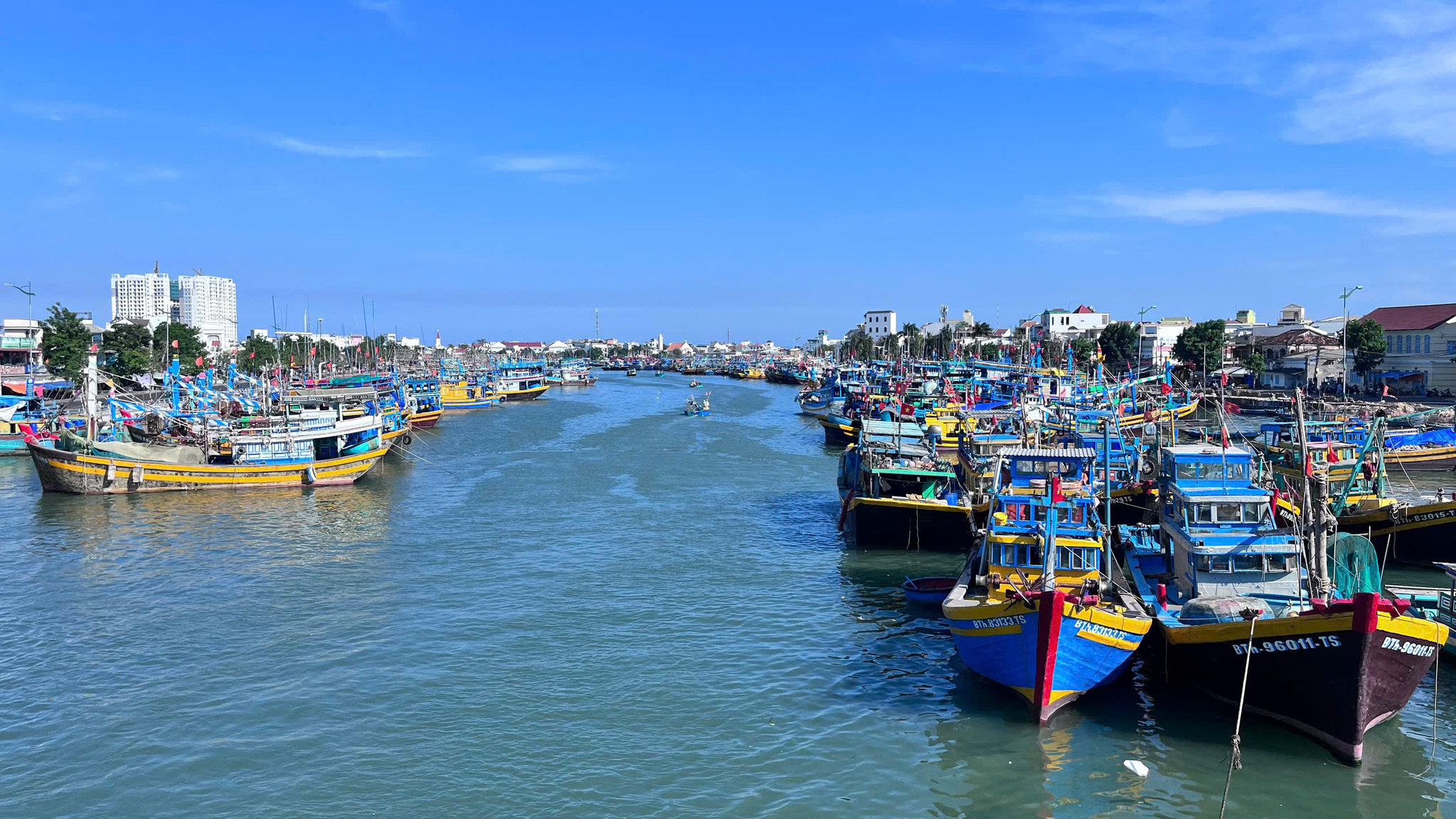 Tàu cá ngư dân neo đậu khu vực Cảng cá Phan Thiết