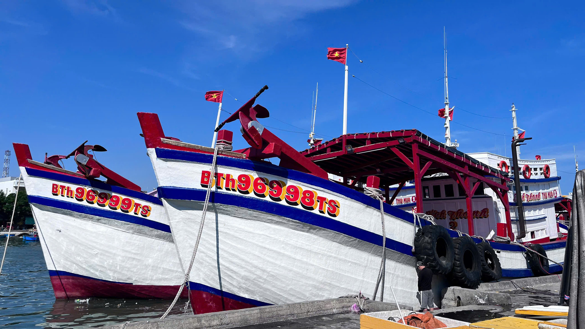 Tàu dịch vụ nghề cá