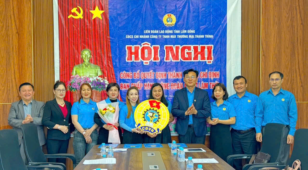 TRao biểu trưng công đoàn cho CĐCS vừa thành lập