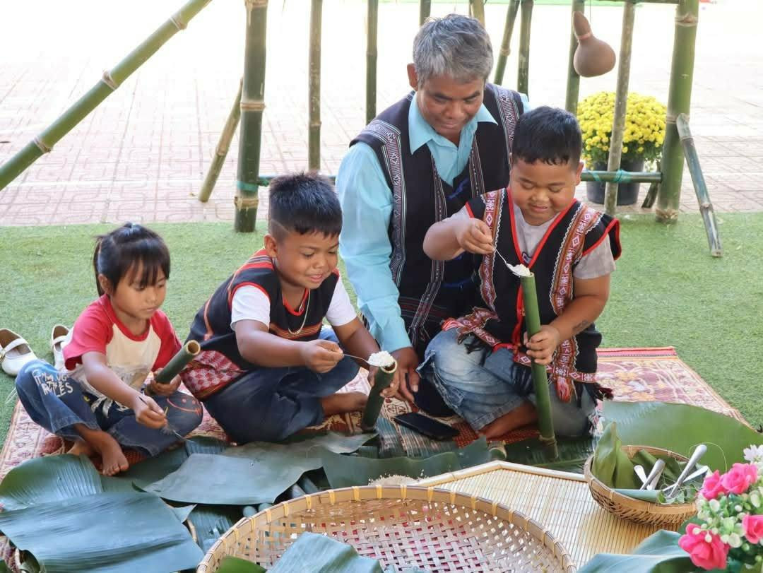 Học sinh mầm non trải nghiệm văn hóa Mạ