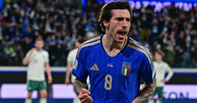 Sandro Tonali thi đấu chói sáng trong màu áo đội tuyển quốc gia Italia.