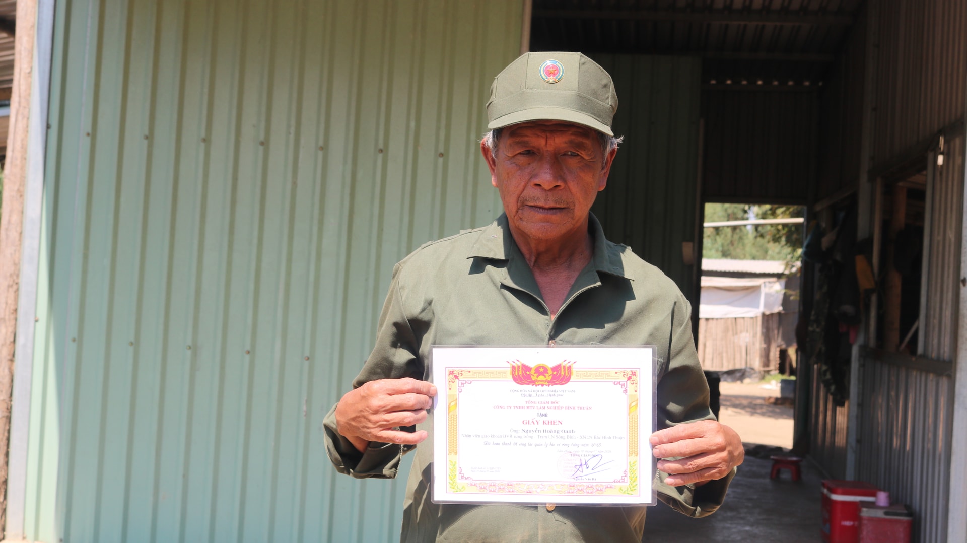 Mr. Nguyen Hoang Oanh received a certificate of commendation from Binh Thuan Forestry One-Member Limited Company for his achievements in forest protection.