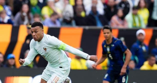 Kylian Mbappe bứt tốc loại bỏ hàng thủ Brazil để mở tỷ số trận đấu.