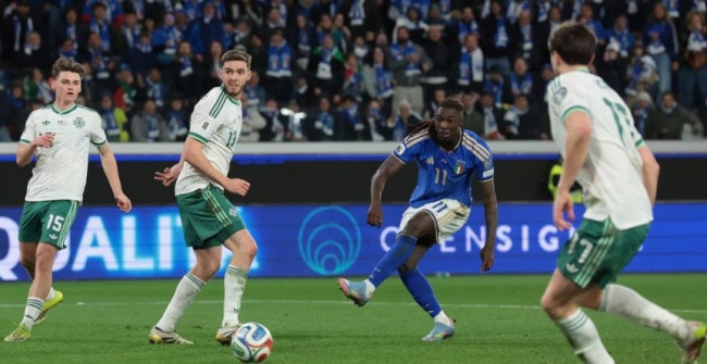 Moise Kean ăn mừng bàn thắng ấn định tỷ số 2-0 cho Azzurri.
