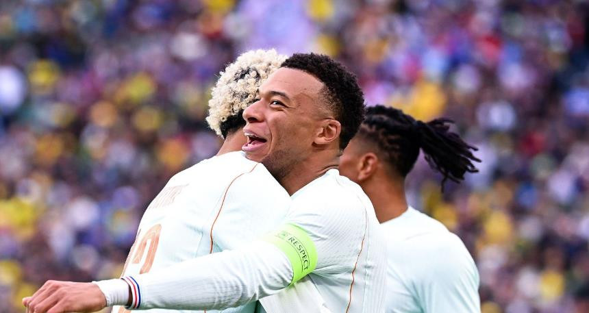 Hugo Ekitike ăn mừng bàn thắng nâng tỷ số lên 2-0 cùng Kylian Mbappe.