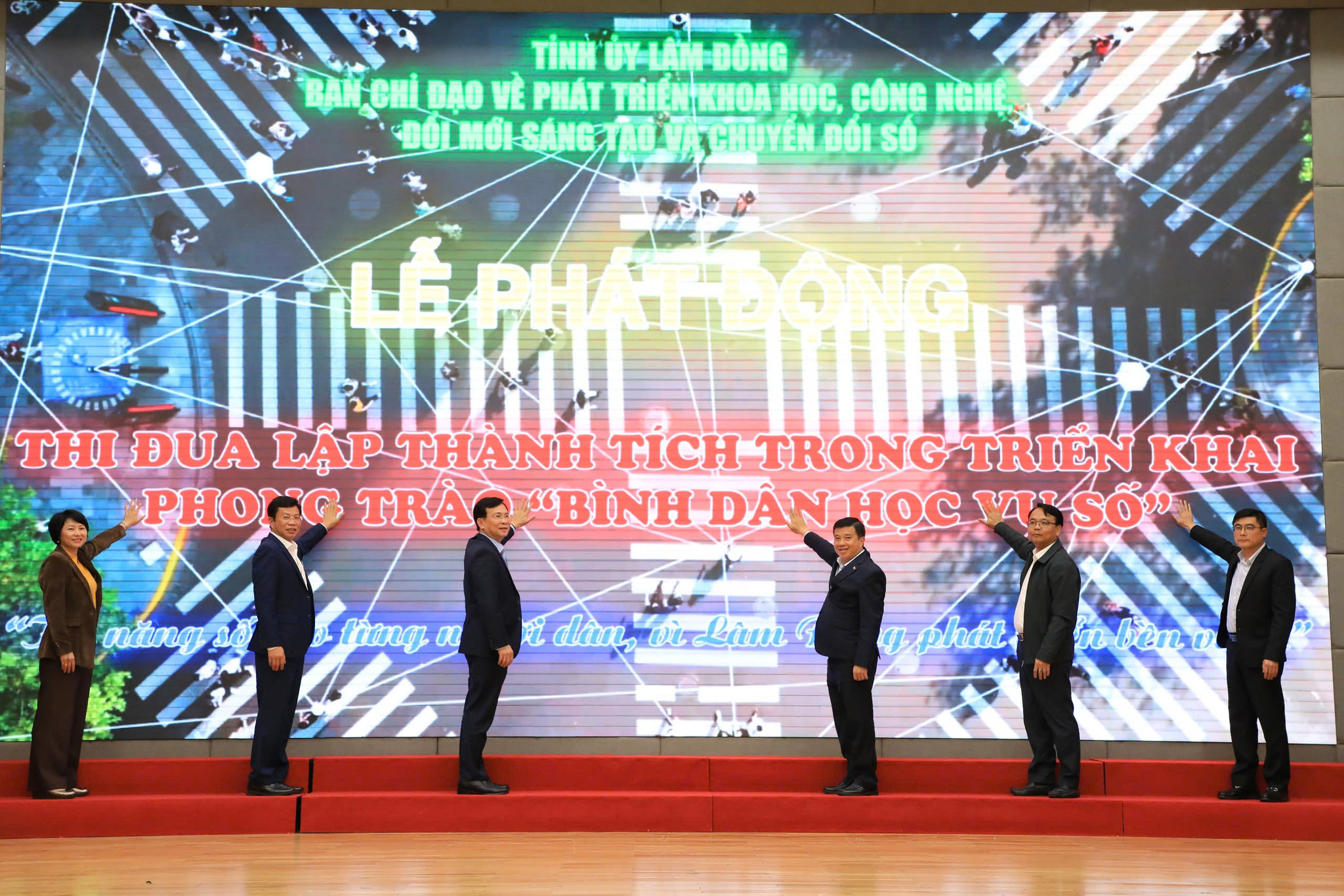 Lãnh đạo tỉnh ấn nút phát động Phong trào Binh dân học vụ số năm 2026 - Ảnh Lê Phước