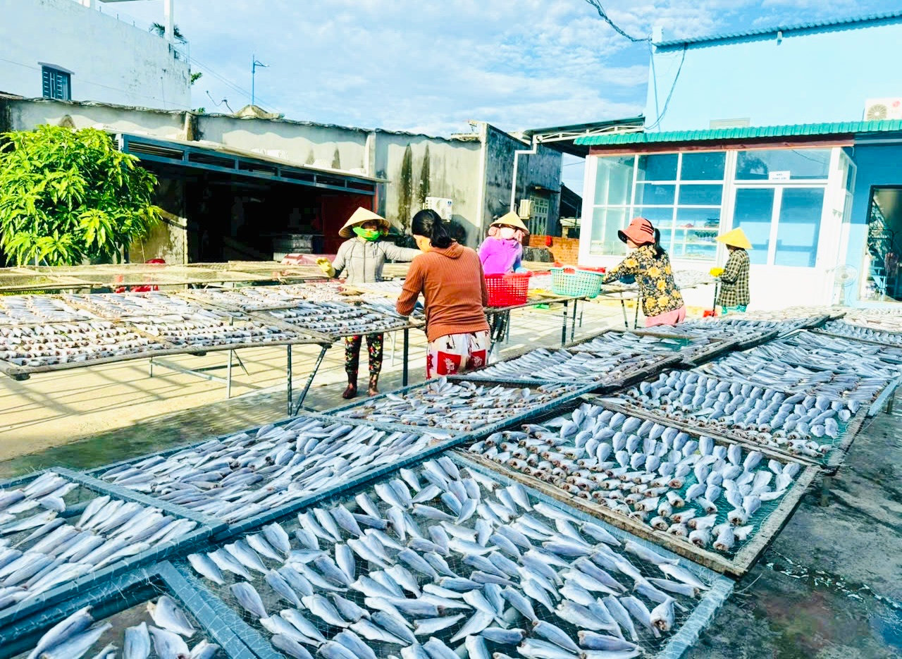 مردم تان های غذاهای دریایی را فرآوری می‌کنند.