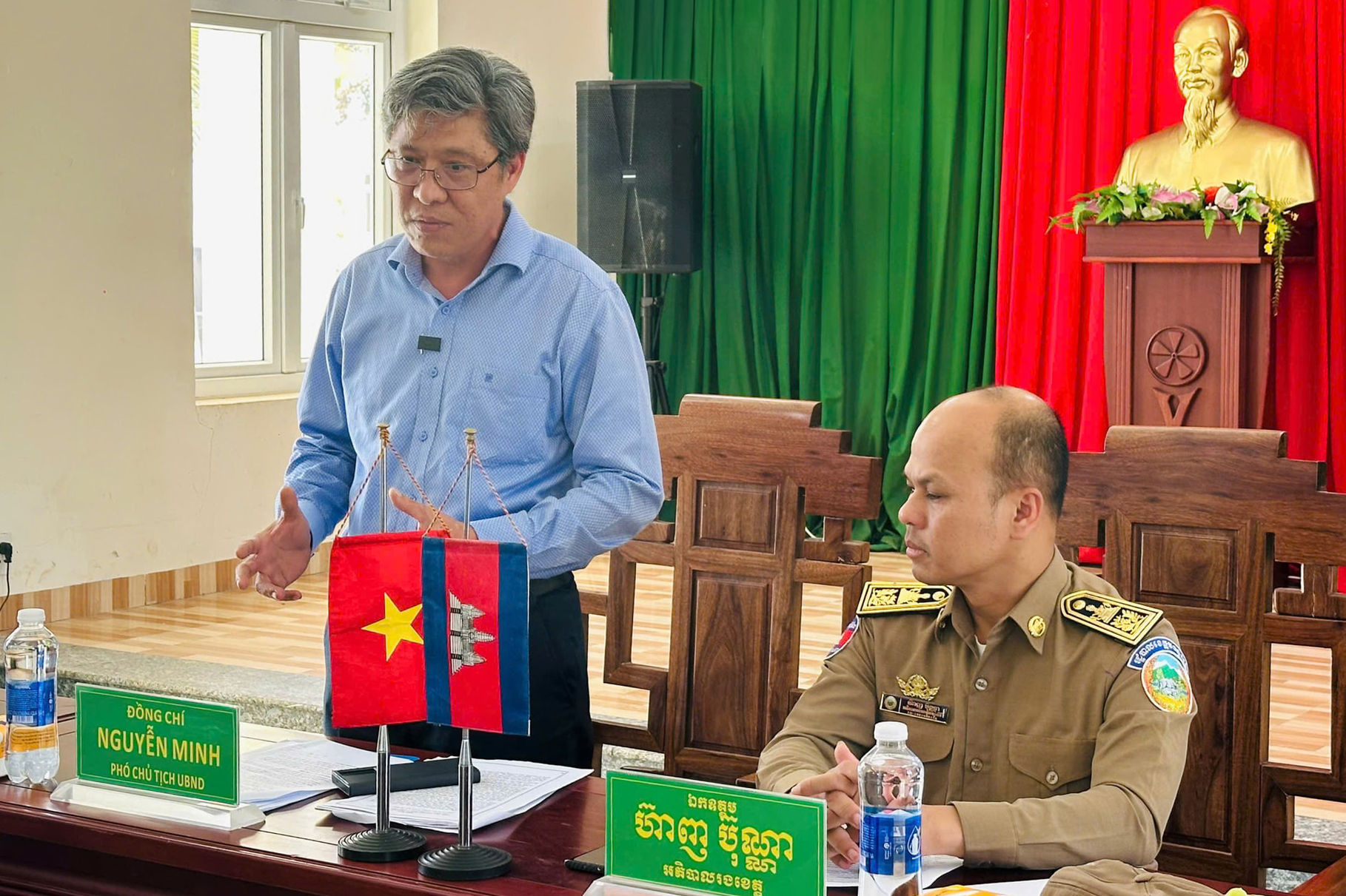 Đại diện hai đoàn công tác trao đổi tại Hội đàm