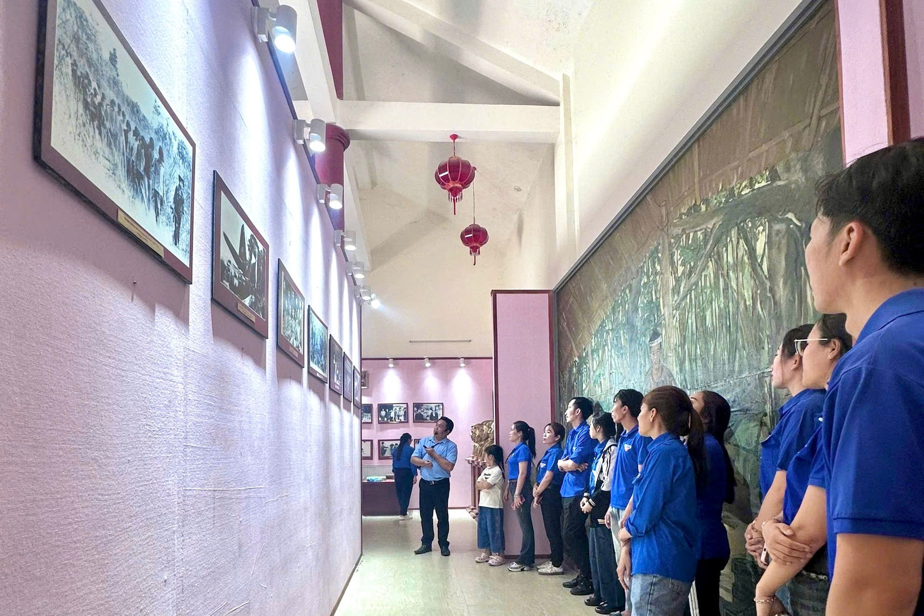 doan-may-thuan-tien-tai-salon(1).jpg