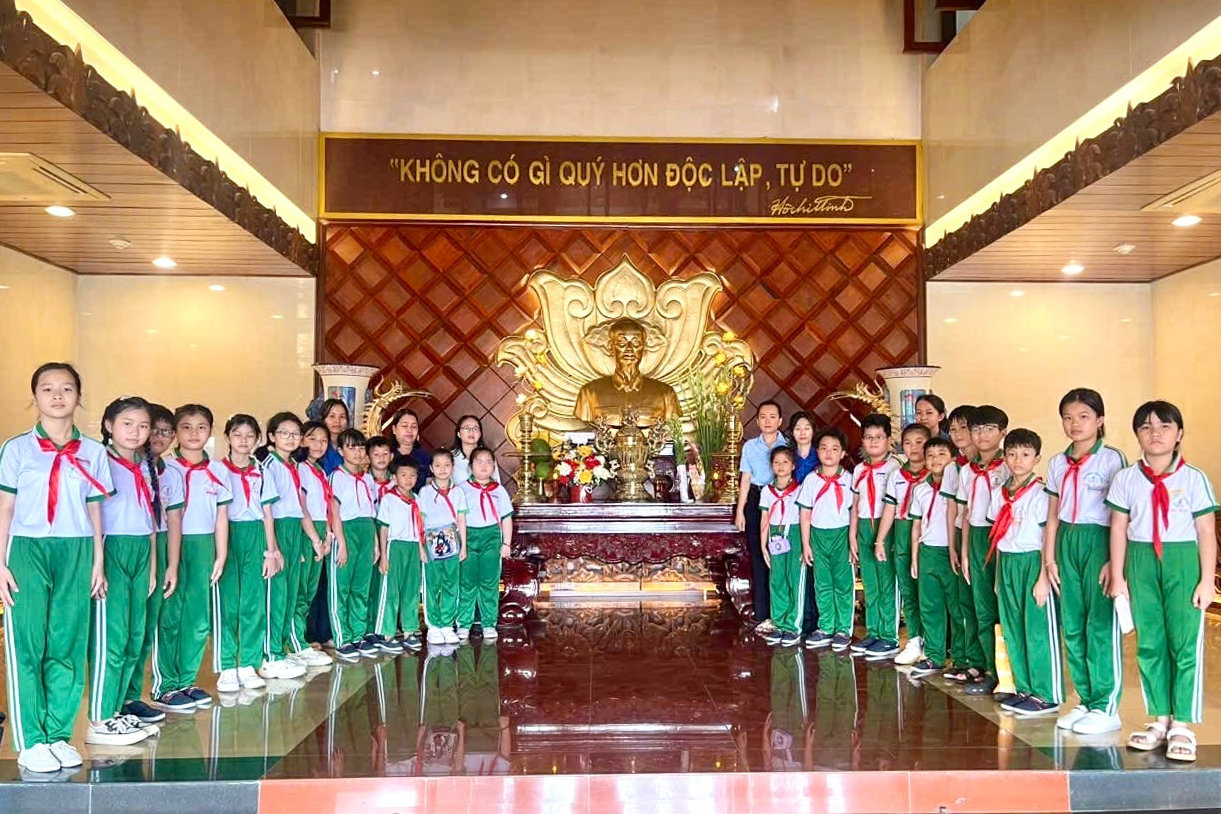 hoc-sinh-phan-thiet-tham-bao-tang-ho-chi-minh(1).jpg