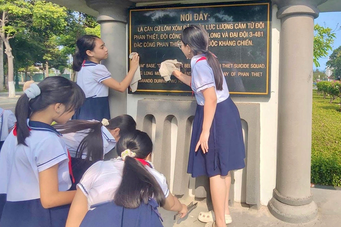 hoc-sinh-tren-dia-ban-phan-thiet-ve-sinh-bia-tuong-niem(1).jpg