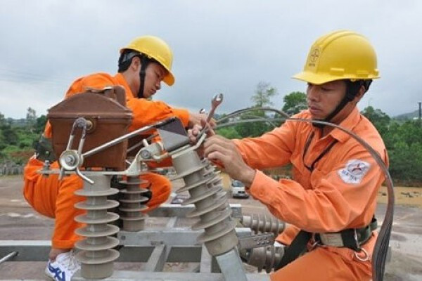 Công nhân điện lực đang tiến hành bảo trì hệ thống lưới điện trên cao